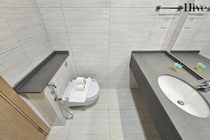 Shower, hair dryer, shampoo - Renovated Al Warqa Apt W Pool & Fast WiFi (Dubai)