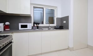 Coffee/tea maker, fridge, microwave, oven - Renovated Al Warqa Apt W Pool & Fast WiFi (Dubai)