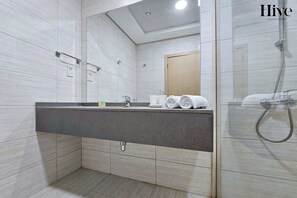 Shower, hair dryer, shampoo - Renovated Al Warqa Apt W Pool & Fast WiFi (Dubai)
