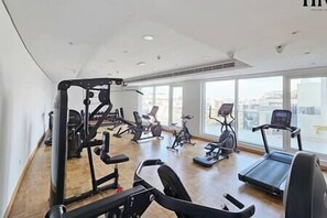 Fitness facility - Luxury Apt W Pool Near Airport & Downtown Dubai (Dubai)
