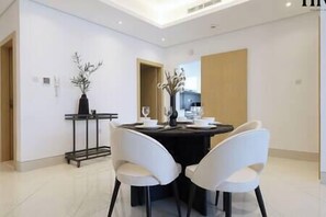 Dining - Luxury Apt W Pool Near Airport & Downtown Dubai (Dubai)