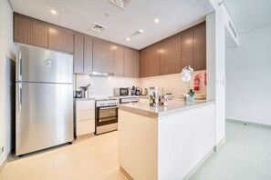Coffee/tea maker, fridge, microwave, oven - Bluewaters Oceanview Apt w/ Infinity Pool & Gym (Dubai)
