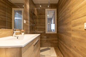 2 habitaciones, escritorio y tabla de planchar con plancha 