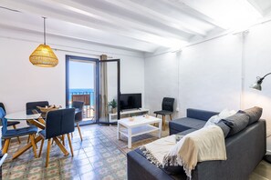 Căn hộ | 2 phòng ngủ, bàn, bàn ủi/dụng cụ ủi quần áo