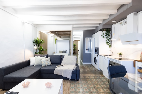 2 habitaciones, escritorio y tabla de planchar con plancha