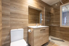 Apartment | Badezimmer | Kostenlose Toilettenartikel, Haartrockner, Handtücher