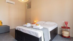 A hotel room with a bed, bedside table, and a small seating area. - Urban House - 301 in Monza (Monza)