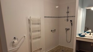 Tweepersoonskamer, toegankelijk voor mindervaliden | Badkamer | Een haardroger, handdoeken