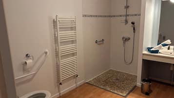 Habitación doble, con acceso para personas discapacitadas | Baño | Secadora de cabello y toallas