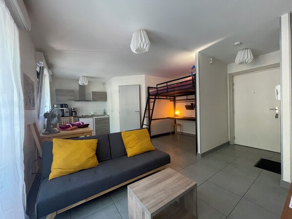 Living area - Studio in Annecy with private parking. Explore the region and visit the town! (Annecy)