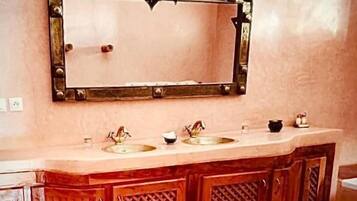 Kostenlose Toilettenartikel, Handtücher, Seife, Toilettenpapier