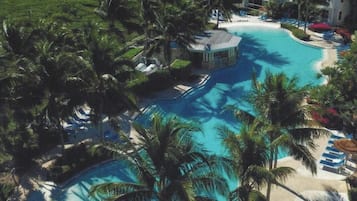 Una piscina al aire libre, una piscina climatizada