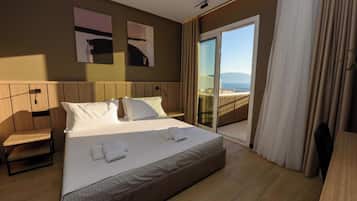 Suite, Hot Tub | Minibar, desk, bed sheets