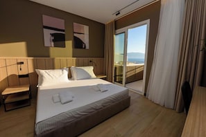 Suite, spabadekar | Minibar, skrivebord og sengetøy