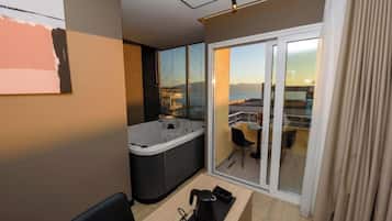 Triple Room, Hot Tub | 1 bedroom, minibar, desk, bed sheets