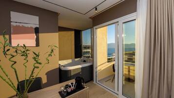 Triple Room, Hot Tub | 1 bedroom, minibar, desk, bed sheets