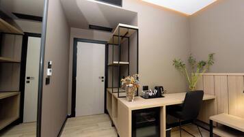 Quarto casal, vista para a montanha | Frigobar, escrivaninha, roupa de cama