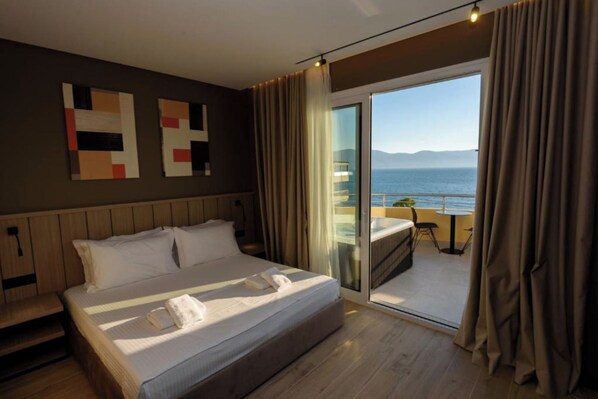 套房, 熱水浴缸 | 迷你吧、書桌、床單