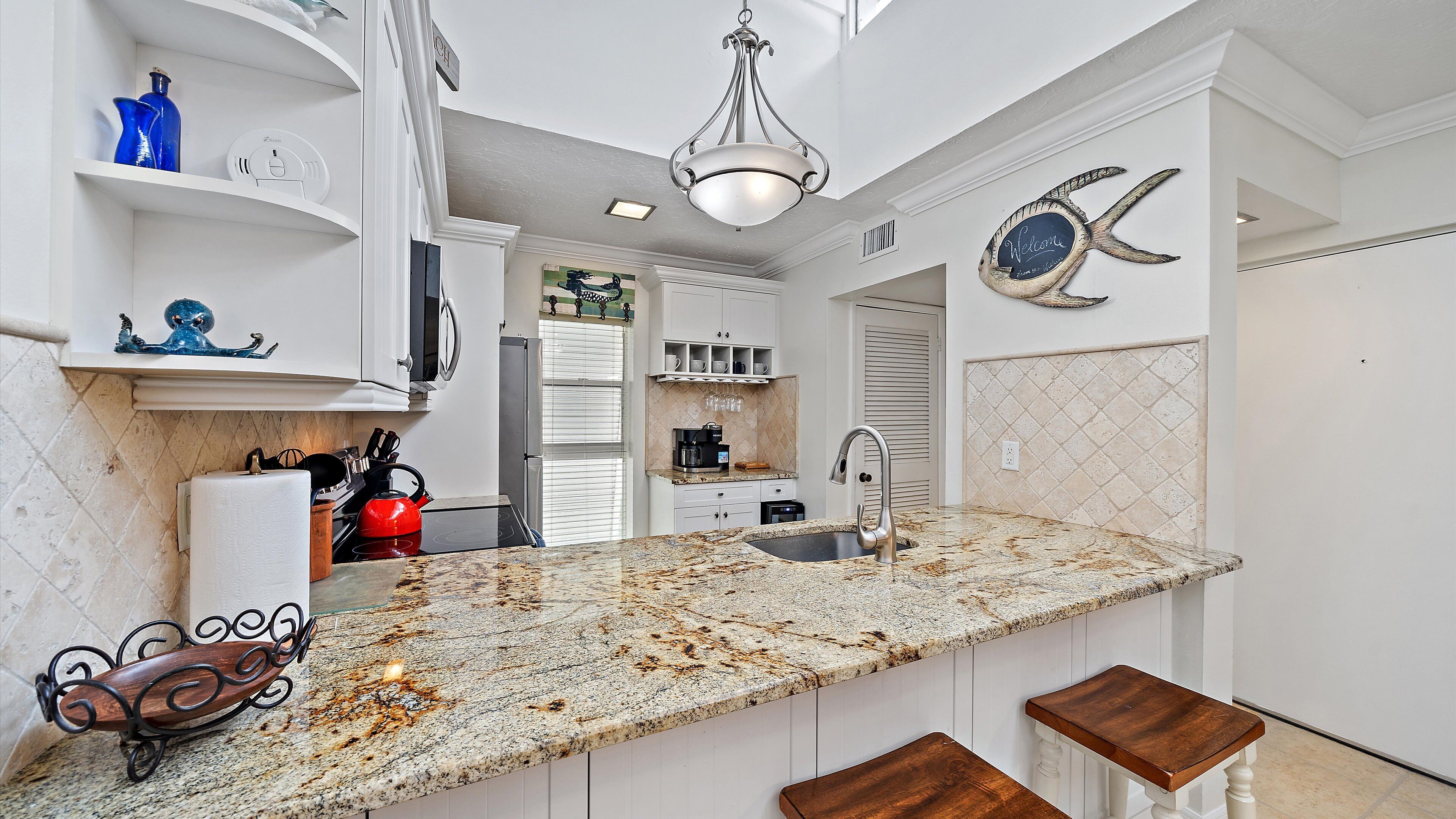 Jääkaappi, mikroaaltouuni, uuni, liesi