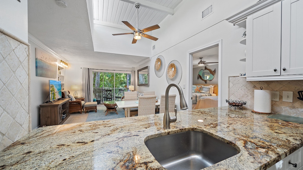 Beach Castle Resort, 2nd Floor, Updated, Private Beach, Heated Pool - Longboat Key, FL