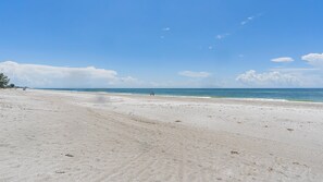 Playa en los alrededores y camastros 