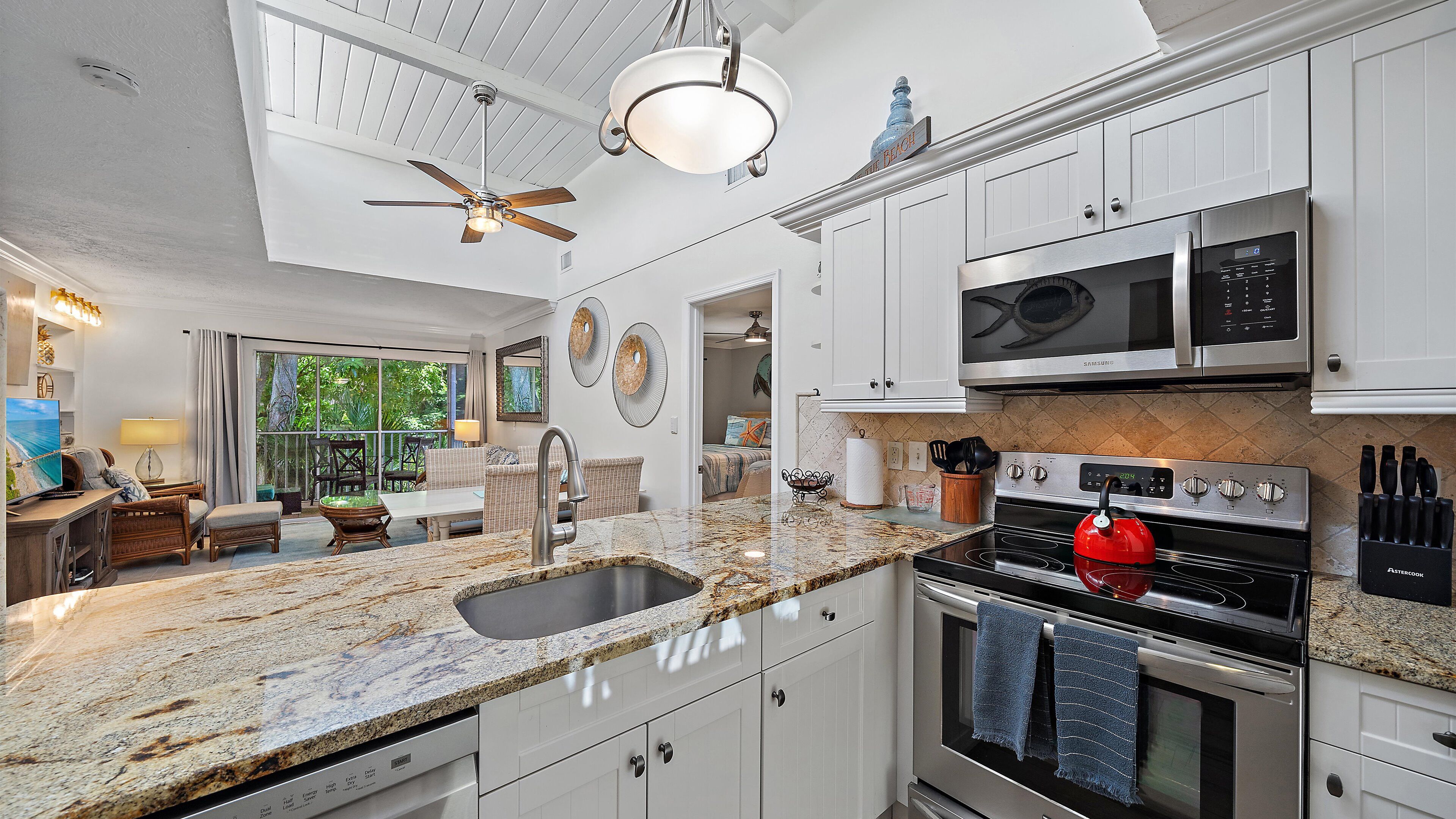 Jääkaappi, mikroaaltouuni, uuni, liesi