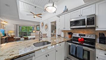 Jääkaappi, mikroaaltouuni, uuni, liesi