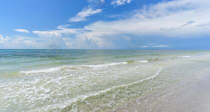Beach Castle Resort, 2nd Floor, Updated, Walk to Beach/Bay, Pool