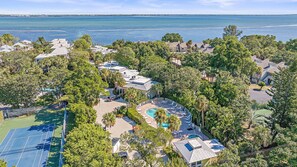 Exterior - Beach Castle Resort, 2nd Floor, Updated, Walk to Beach/Bay, Pool (Longboat Key)