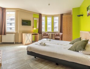 Chambre Deluxe avec lits jumeaux | Lits bébé (en supplément), Internet gratuit par câble, draps fournis