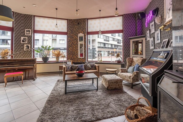 Télévision LCD de 32 pouces avec chaînes par satellite