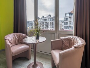 Chambre avec lits jumeaux | Lits bébé (en supplément), Internet gratuit par câble, draps fournis