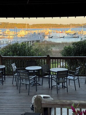 تناول الطعام بالخارج