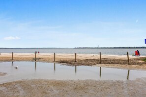 Sur la plage, chaise longue, serviettes de plage