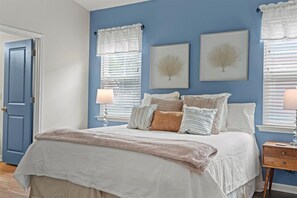 3 bedrooms, iron/ironing board, travel cot, WiFi - Luxury updated, near beaches and downtown Beaufort (Port Royal)