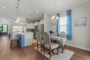 Dining - Luxury updated, near beaches and downtown Beaufort (Port Royal)