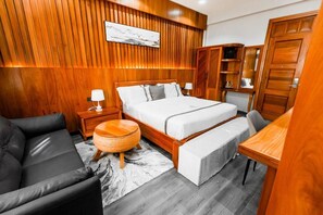 Deluxe-Doppelzimmer | Individuell dekoriert, Schreibtisch, laptopgeeigneter Arbeitsplatz