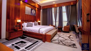 Een hotelkamer met een houten bed, een bureau en een stoel.