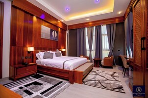 Decoración personalizada, escritorio y espacio para trabajar con laptop 