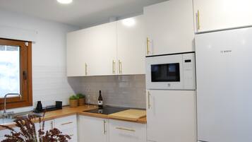 Microwave, mesin pembuat kopi/teh, dan peralatan masak/sendok-piring