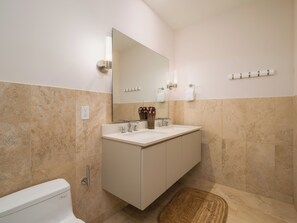 Towels, soap, shampoo, toilet paper