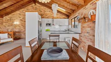Microondas, horno y comedor
