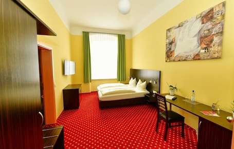 1 bedroom, desk, WiFi, bed sheets. Pension Katharinenschule