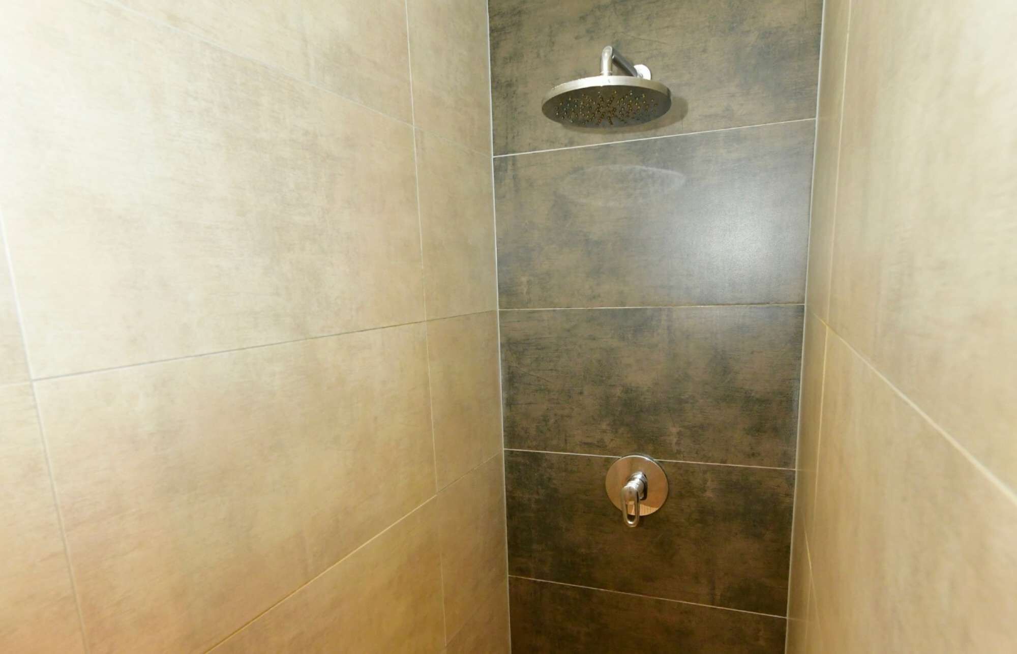 Douche, sèche-cheveux, serviettes fournies