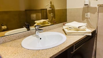 Douche, sĂšche-cheveux, serviettes fournies