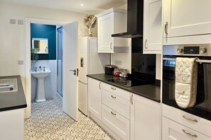 冷蔵庫、電子レンジ、オーブン、コンロ