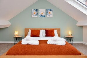 3 bedrooms, iron/ironing board, free WiFi, bed sheets - Village Life, Cosy yet Spacious Home (Whittington)