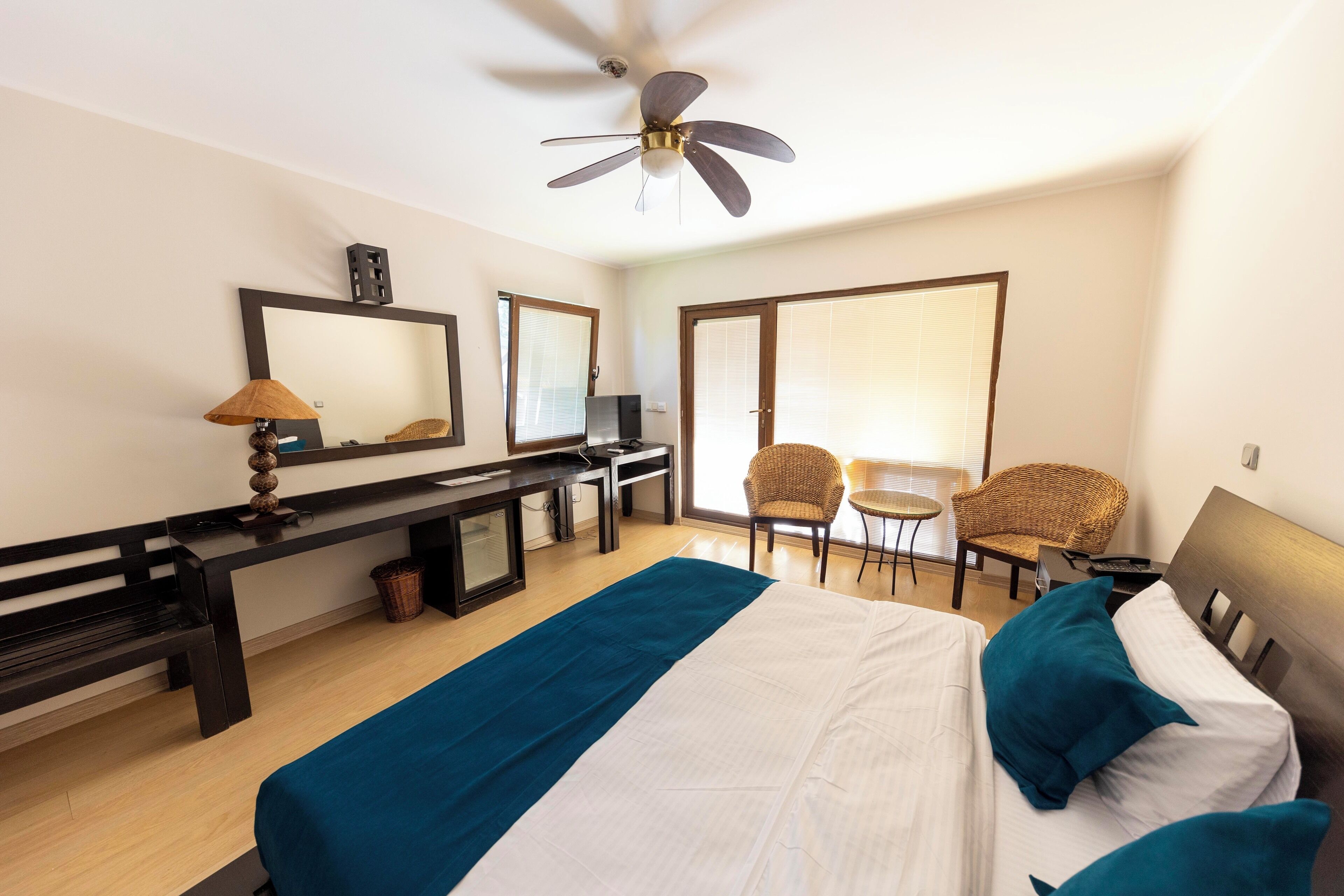 Caja de seguridad en la habitación y escritorio 