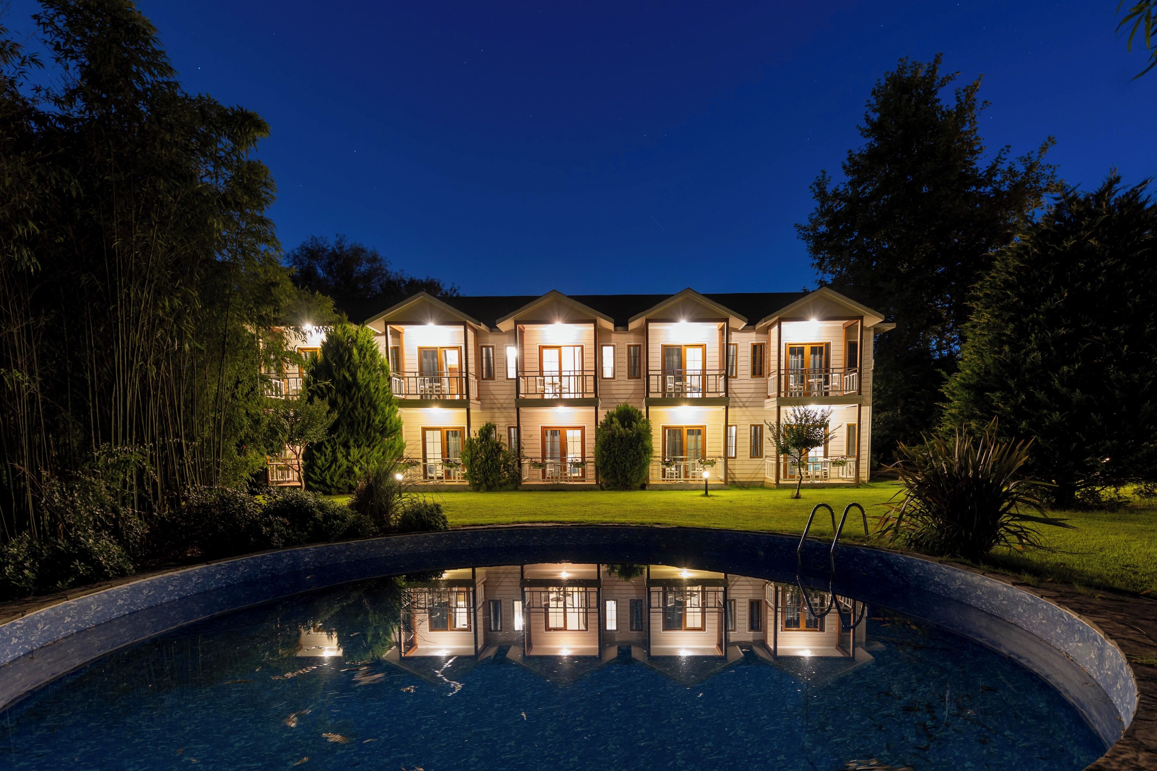 Una piscina al aire libre de temporada
