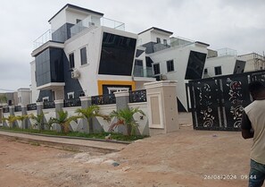 Property grounds - Spacious Studio &16-bedroom apartment in enjoyable Accra with WiFi, AC (Accra)
